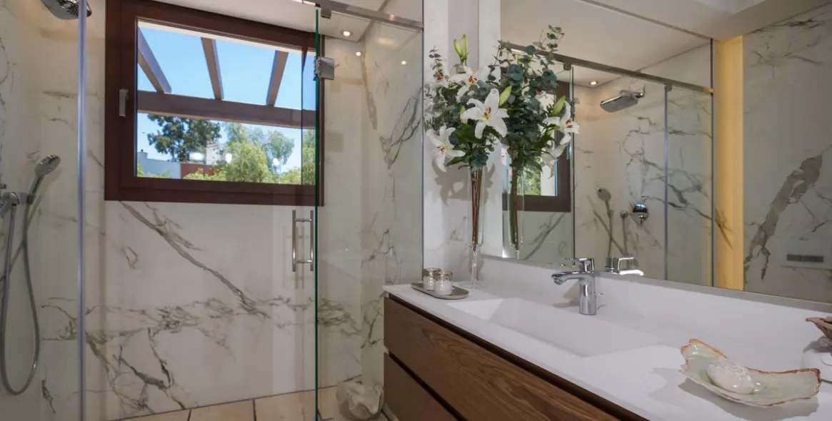 Продажа дома на две семьи в Marbella 11