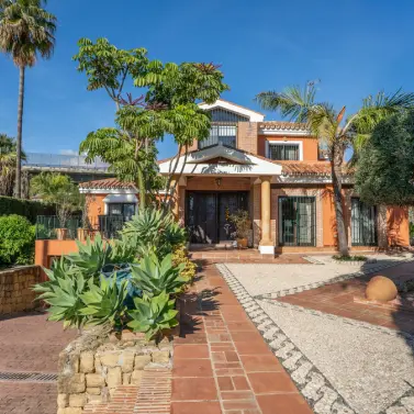 Venta de villa independiente en Nueva Andalucía