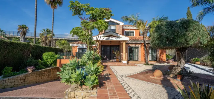 Venta de villa independiente en Nueva Andalucía 0