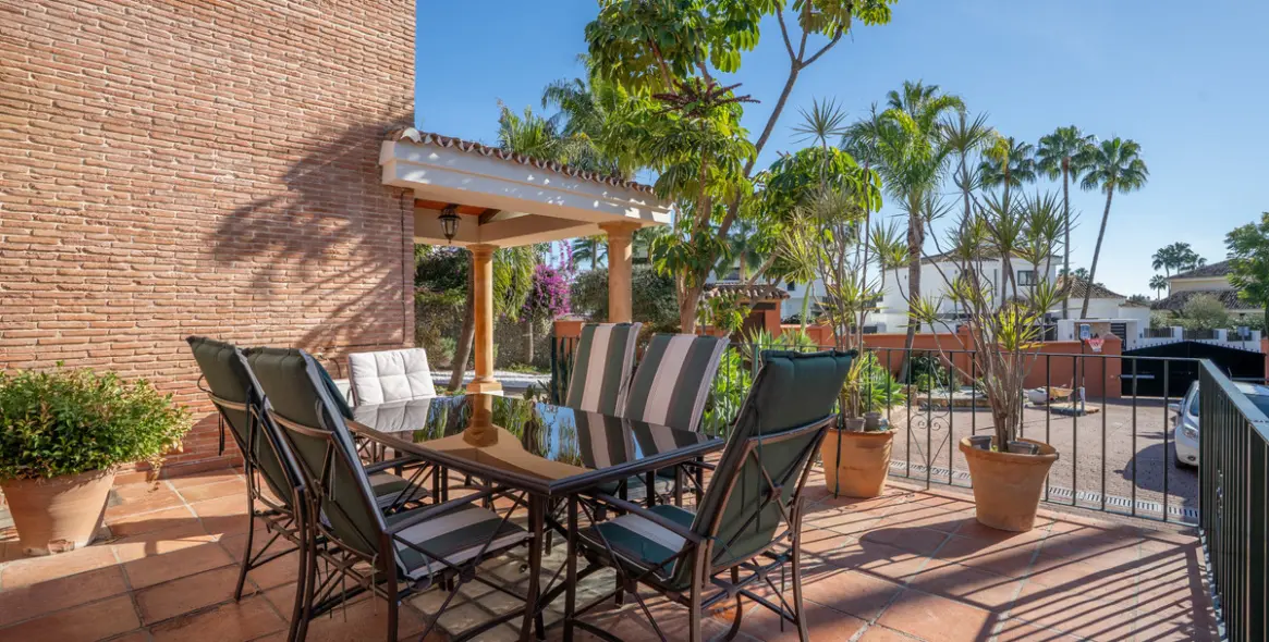 Продажа  отдельно стоящей виллы в Nueva Andalucía 2