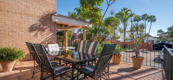 Venta de villa independiente en Nueva Andalucía 1