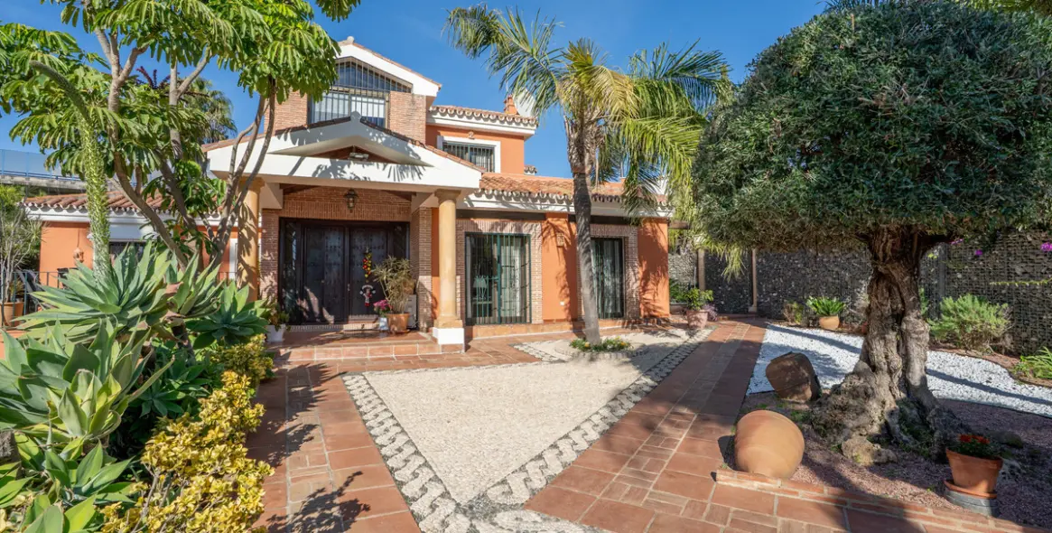 Продажа  отдельно стоящей виллы в Nueva Andalucía 13