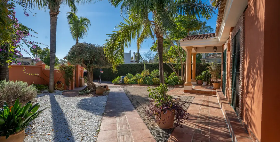 Продажа  отдельно стоящей виллы в Nueva Andalucía 14