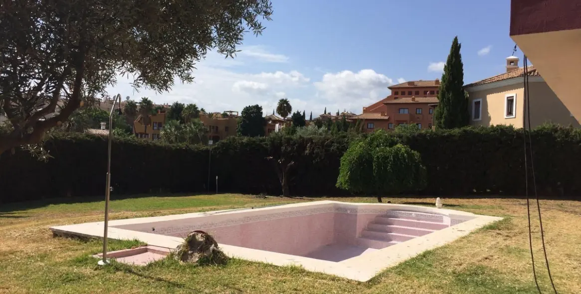 Sale of detached villa in New Golden Mile 18