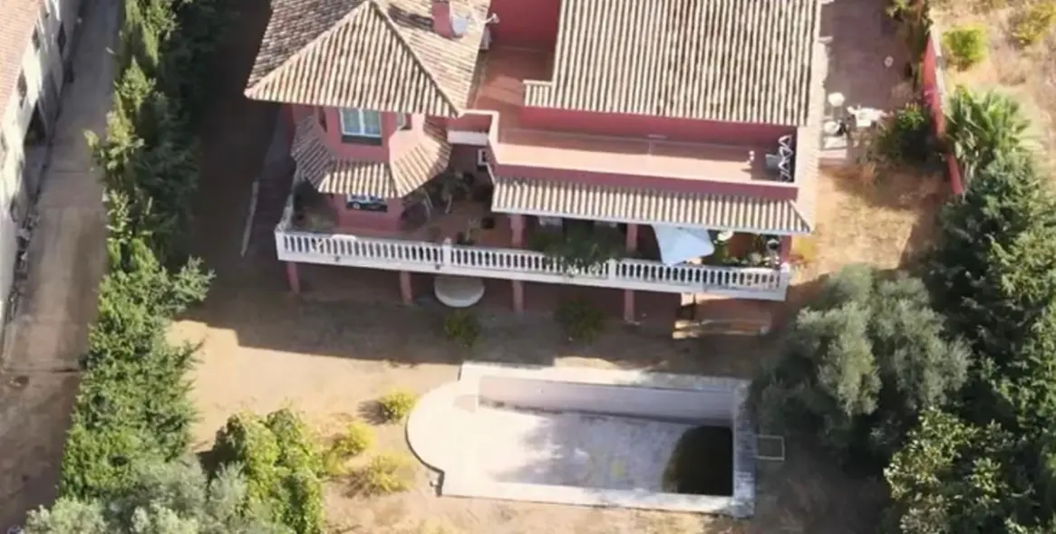 Sale of detached villa in New Golden Mile 20