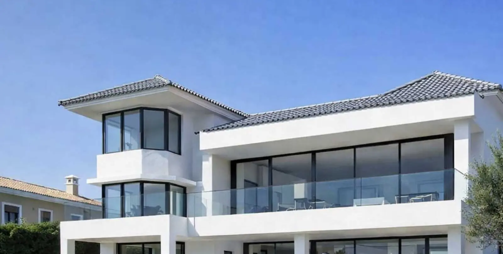 Sale of detached villa in New Golden Mile 1