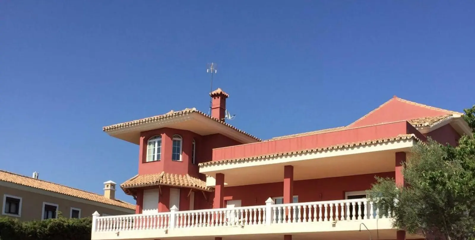 Sale of detached villa in New Golden Mile 3