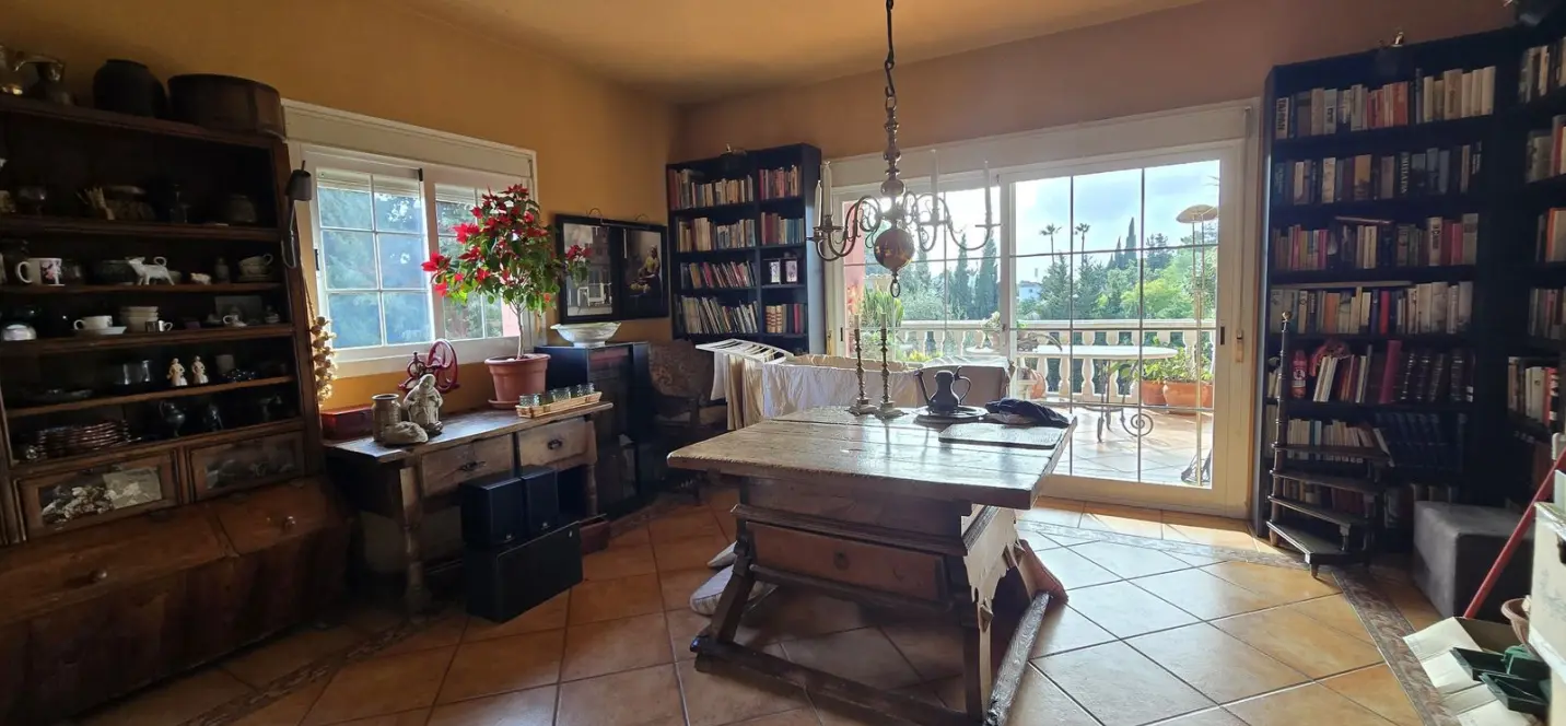 Sale of detached villa in New Golden Mile 4