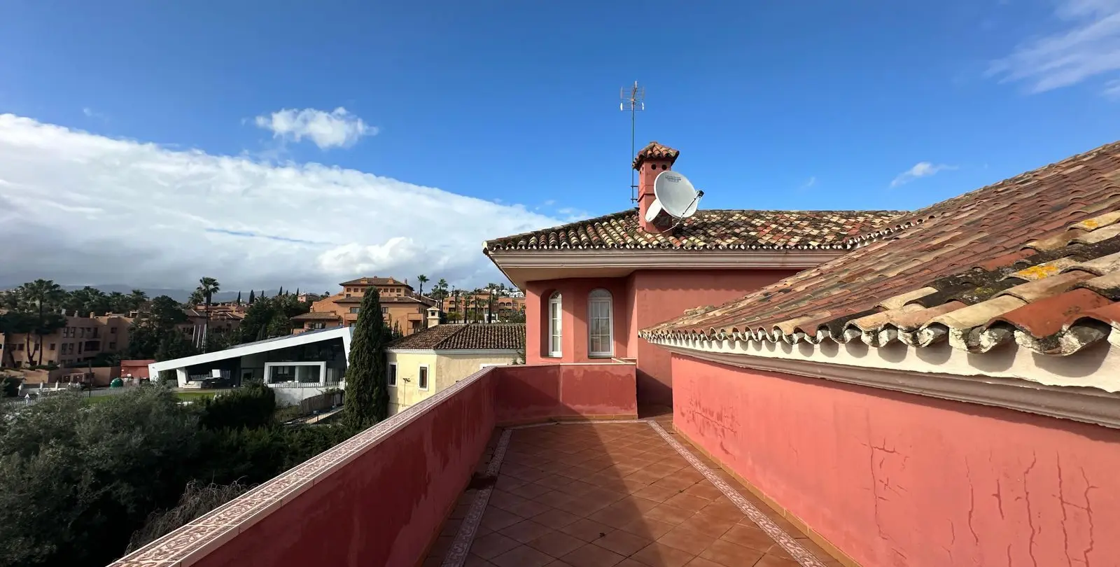 Sale of detached villa in New Golden Mile 21