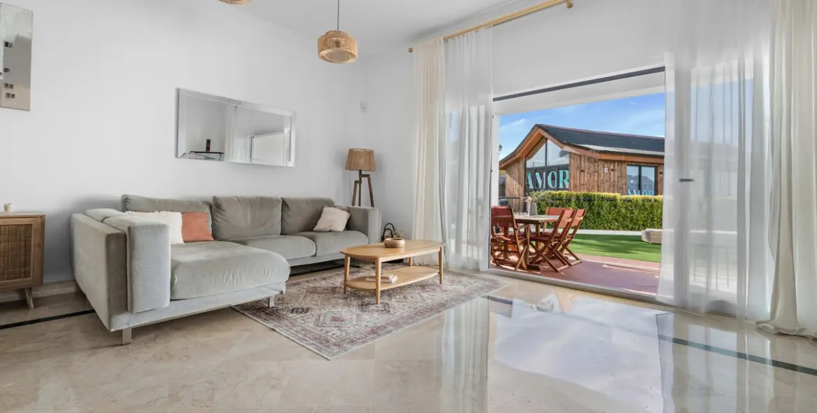 Sale of ground floor apartment in Benahavís 11