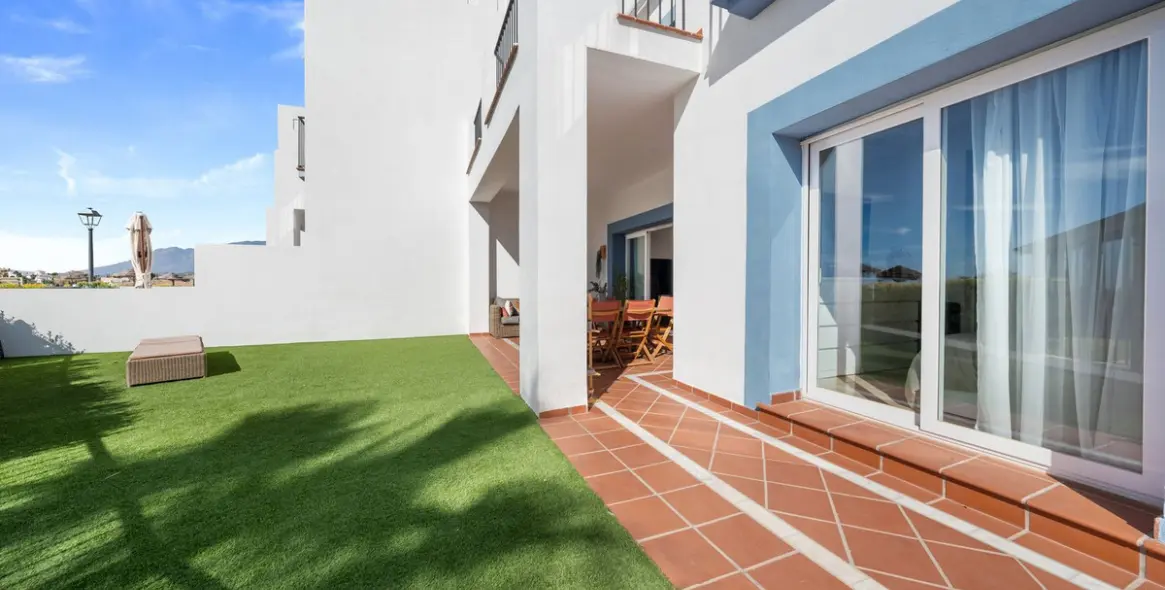 Sale of ground floor apartment in Benahavís 16