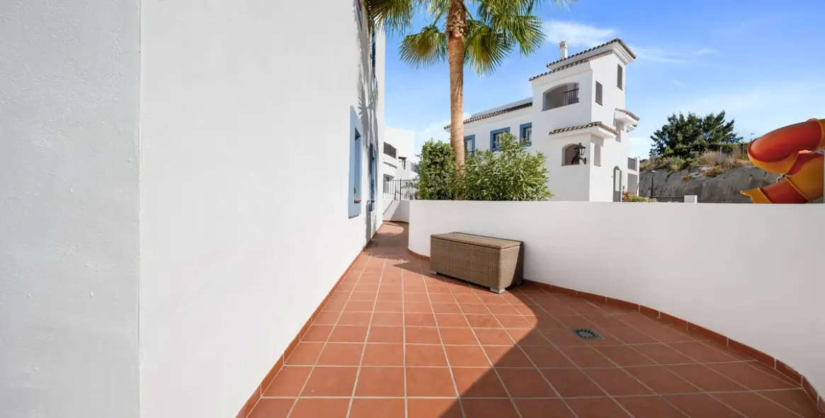 Sale of ground floor apartment in Benahavís 17