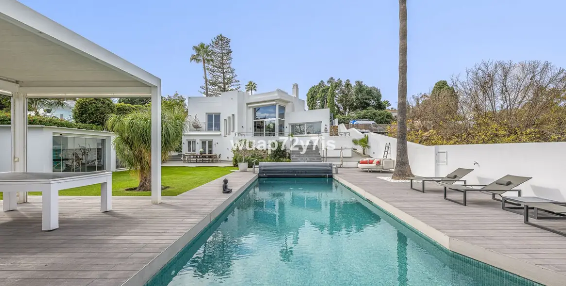 Sale of detached villa in Guadalmina Alta 1