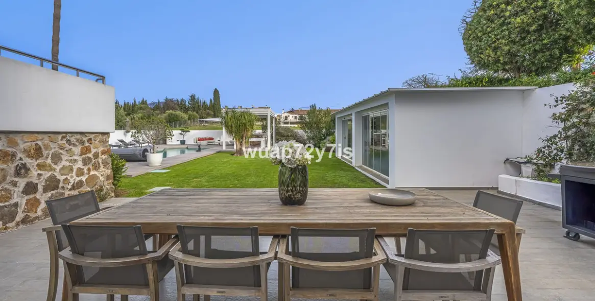 Sale of detached villa in Guadalmina Alta 18