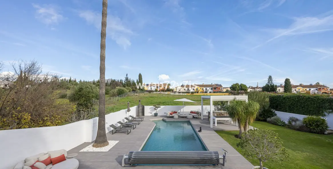 Продажа  отдельно стоящей виллы в Guadalmina Alta 42