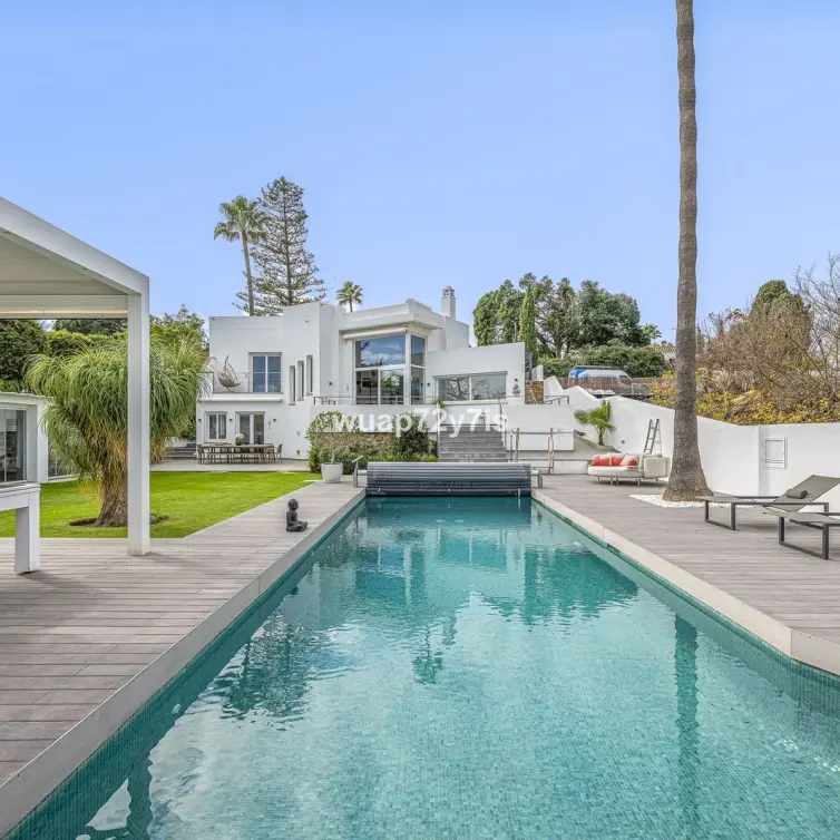 Sale of detached villa in Guadalmina Alta