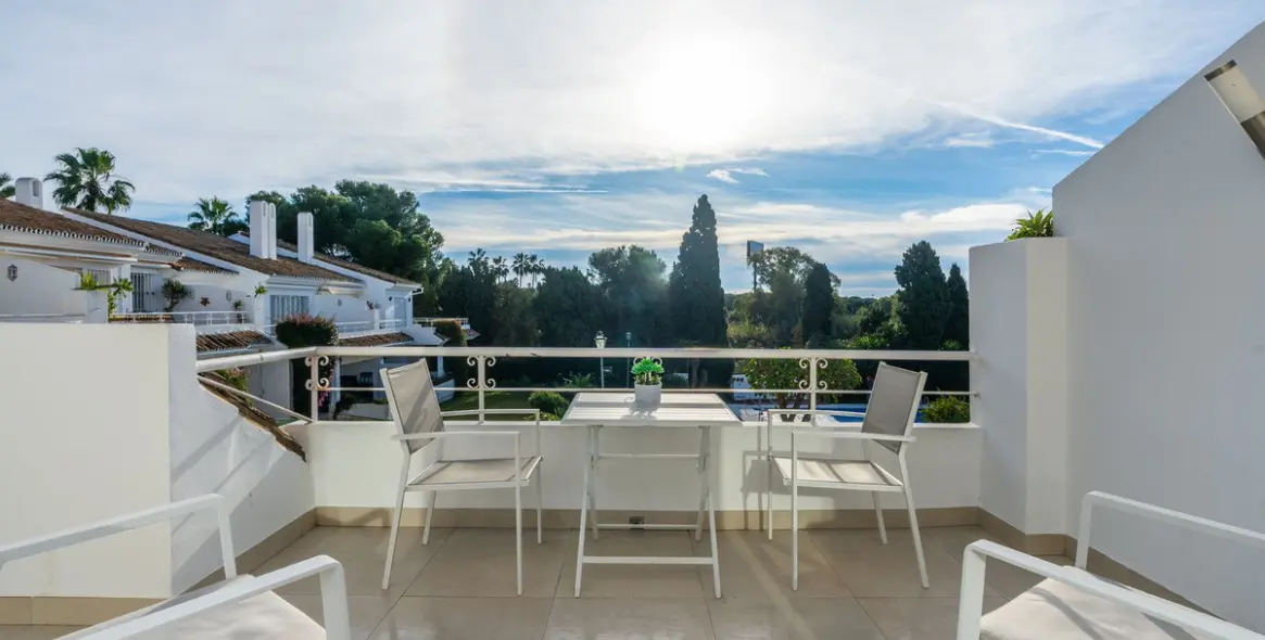 Sale of penthouse in El Paraiso 11