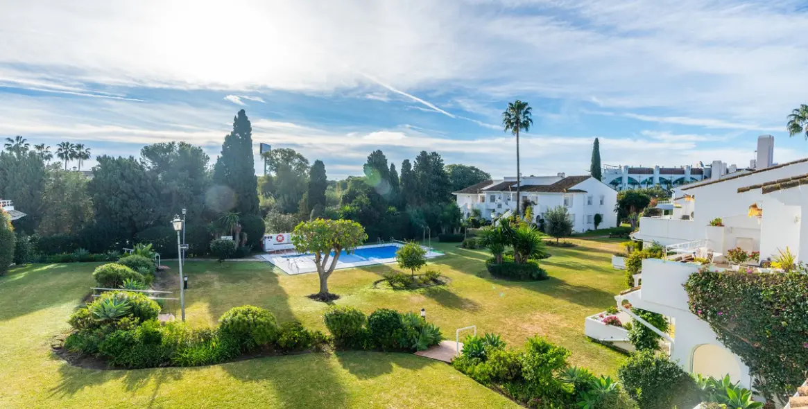 Sale of penthouse in El Paraiso 13