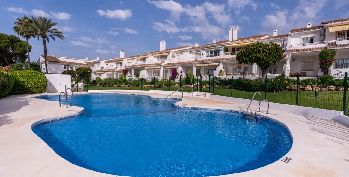 Sale of penthouse in El Paraiso 14