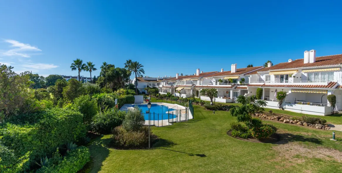 Sale of penthouse in El Paraiso 17