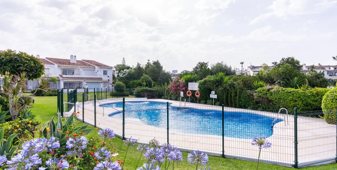 Sale of penthouse in El Paraiso 18