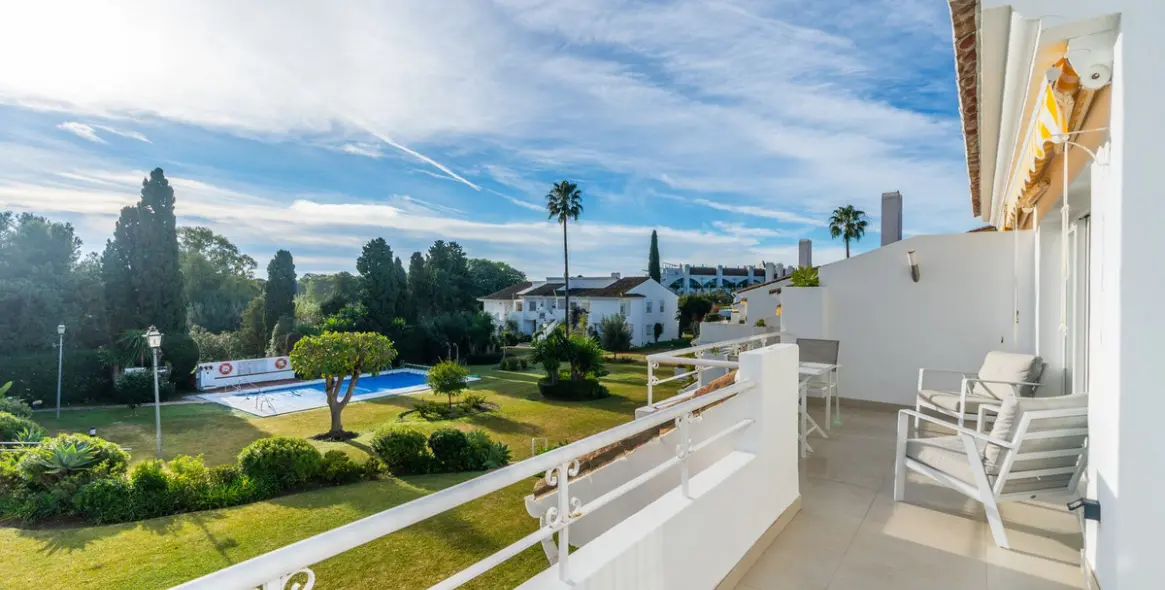 Sale of penthouse in El Paraiso 19