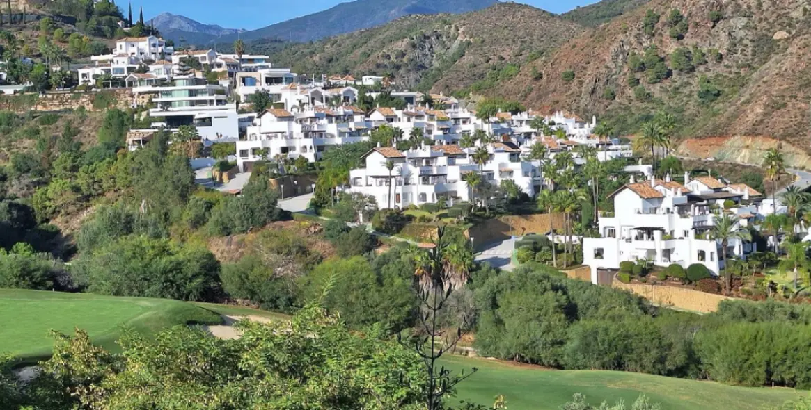 Sale of middle floor apartment in La Quinta 30