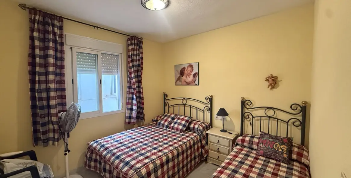 Sale of middle floor apartment in Fuengirola 2