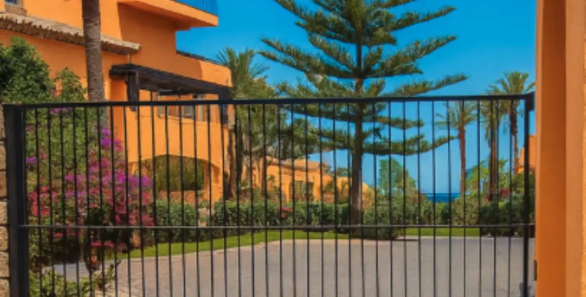 Sale of ground floor apartment in La Duquesa 13