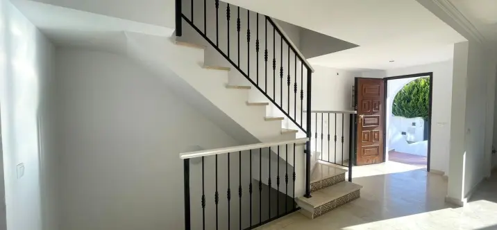 Продажа дома на две семьи в Manilva 1