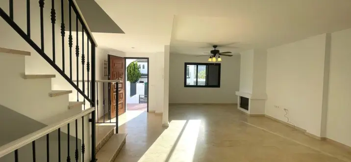 Продажа дома на две семьи в Manilva 2