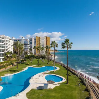 Sale of middle floor apartment in Calahonda