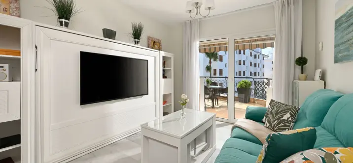 Sale of middle floor apartment in Calahonda 3