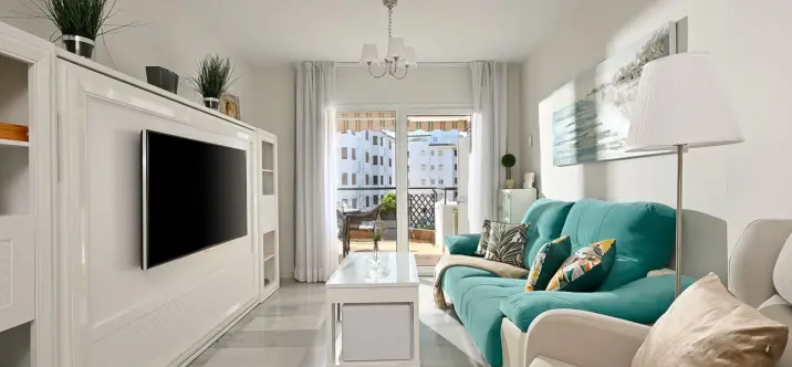 Sale of middle floor apartment in Calahonda 4