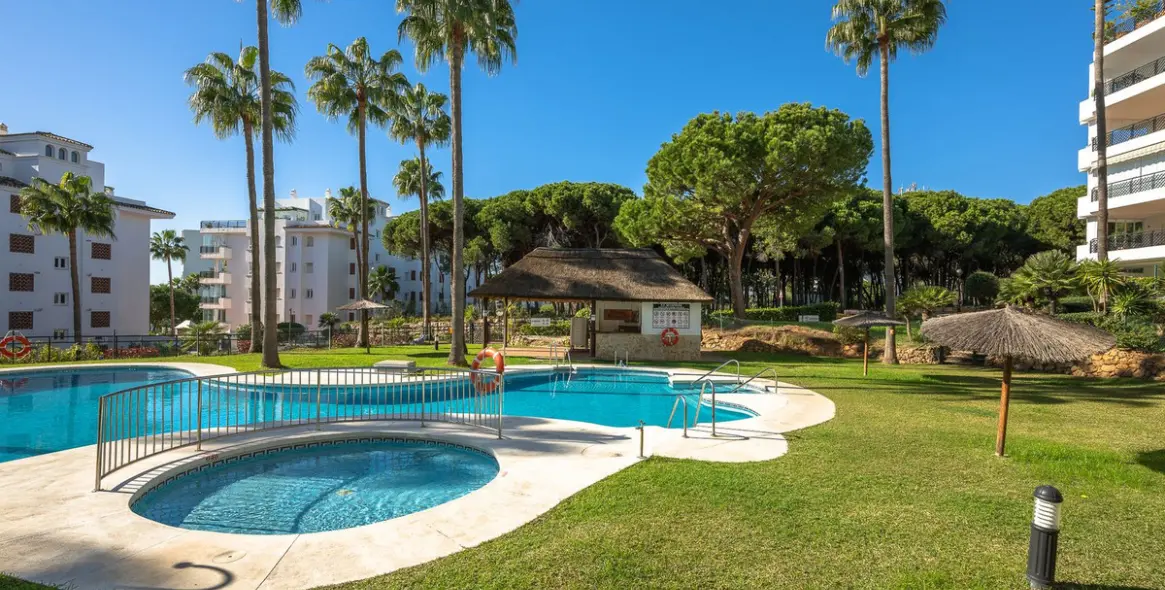 Sale of middle floor apartment in Calahonda 21