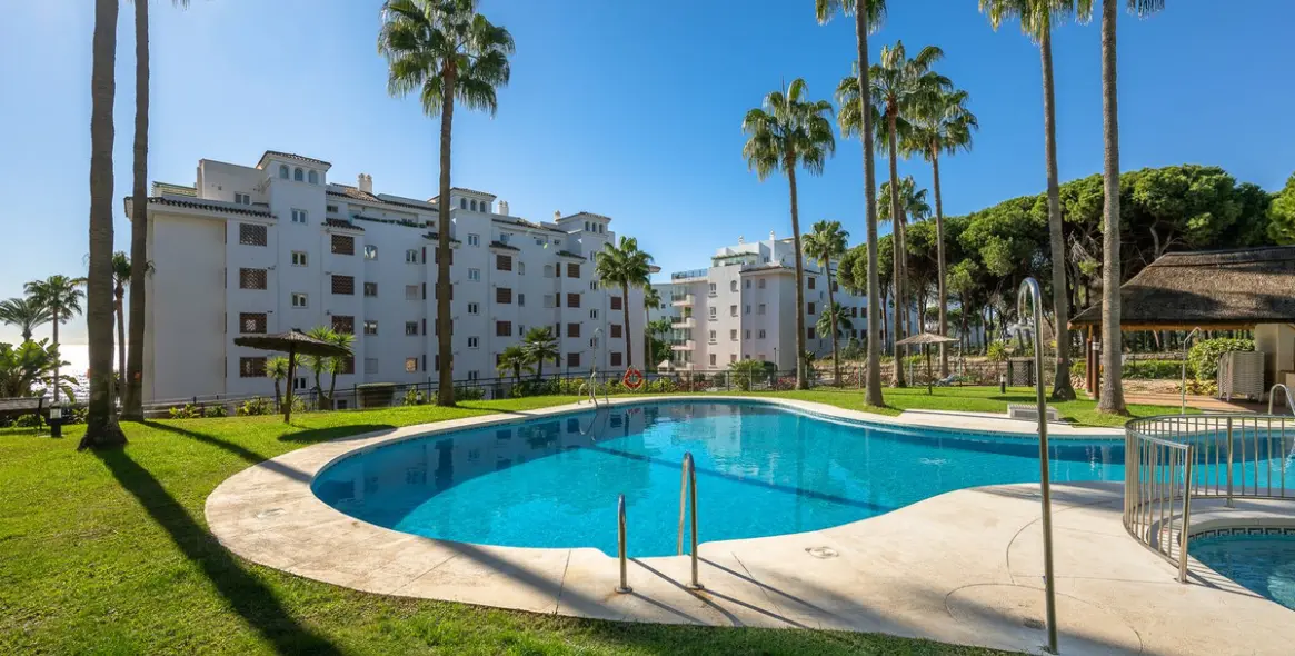 Sale of middle floor apartment in Calahonda 23