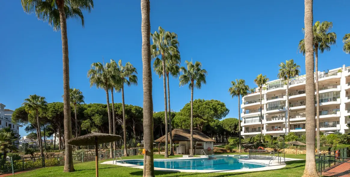 Sale of middle floor apartment in Calahonda 24