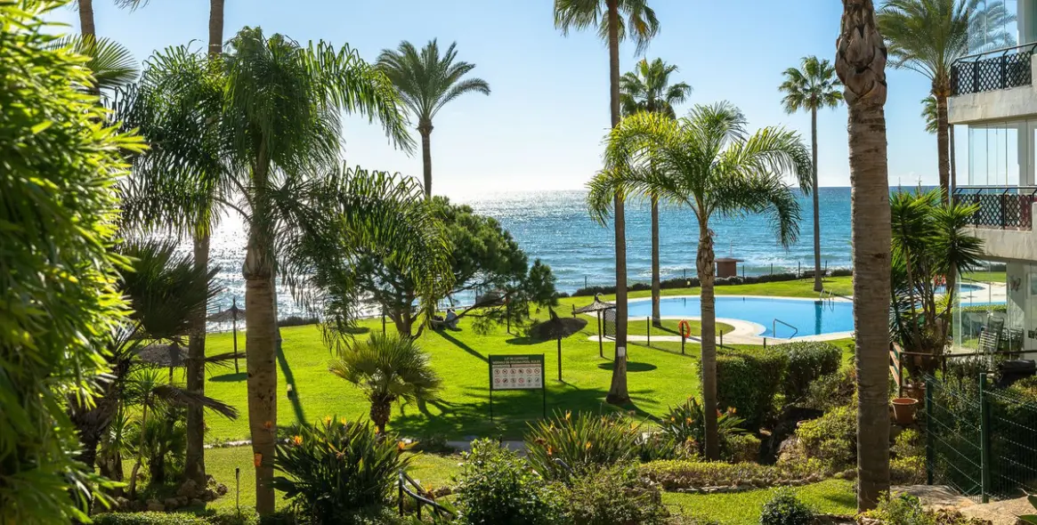 Sale of middle floor apartment in Calahonda 26