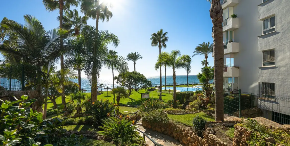 Sale of middle floor apartment in Calahonda 27