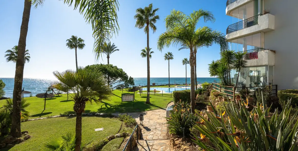 Sale of middle floor apartment in Calahonda 28