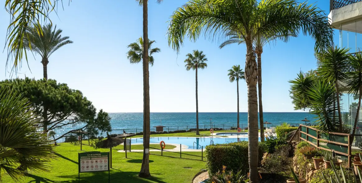 Sale of middle floor apartment in Calahonda 29