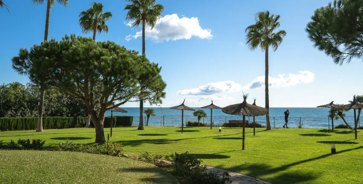 Sale of middle floor apartment in Calahonda 30