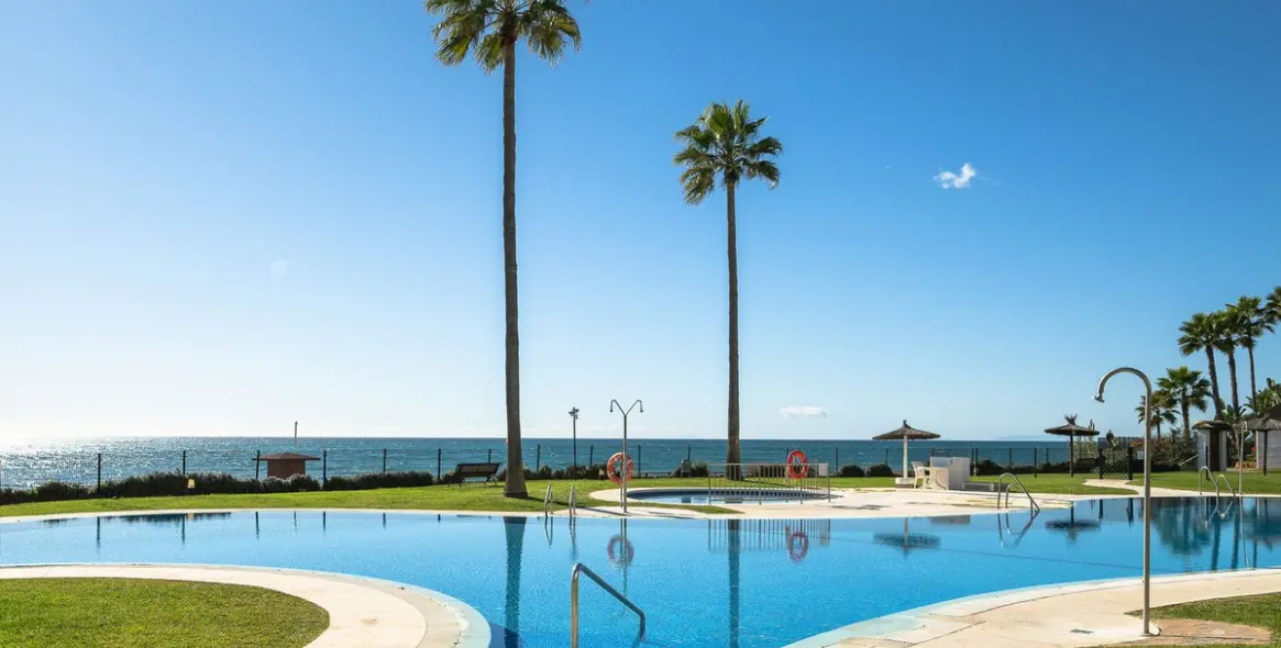 Sale of middle floor apartment in Calahonda 31