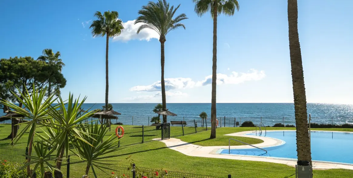 Sale of middle floor apartment in Calahonda 32