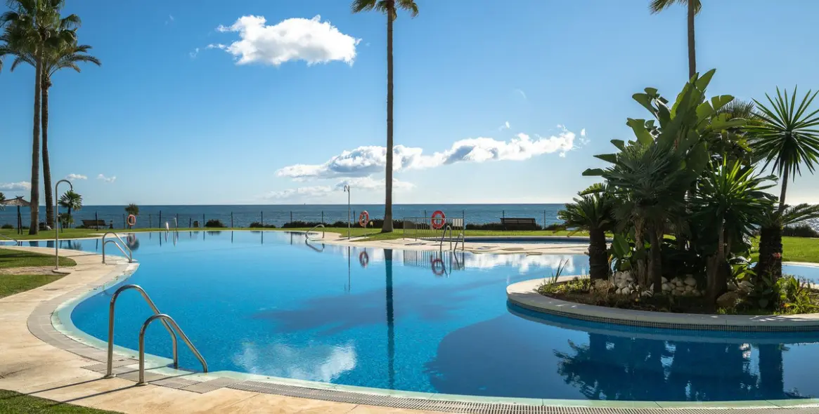 Sale of middle floor apartment in Calahonda 34