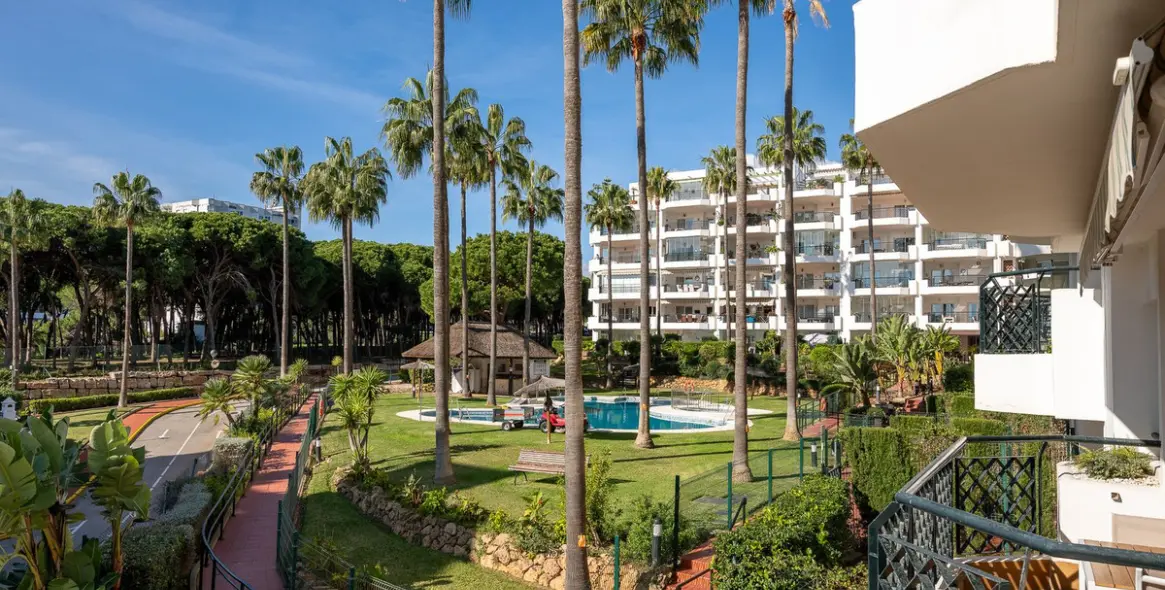 Sale of middle floor apartment in Calahonda 35