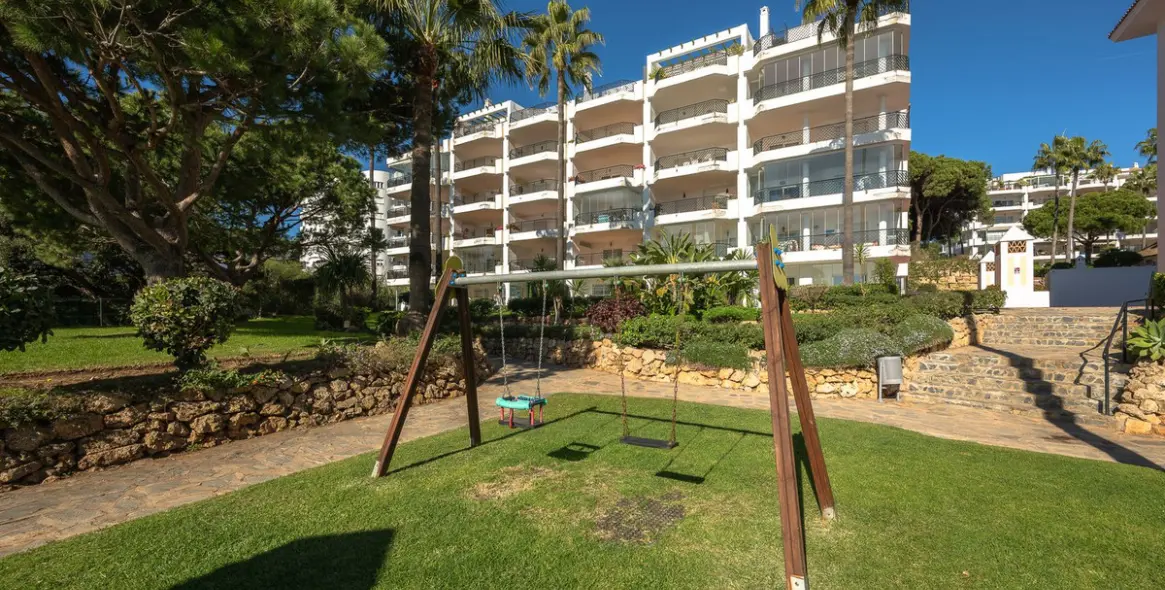 Sale of middle floor apartment in Calahonda 36