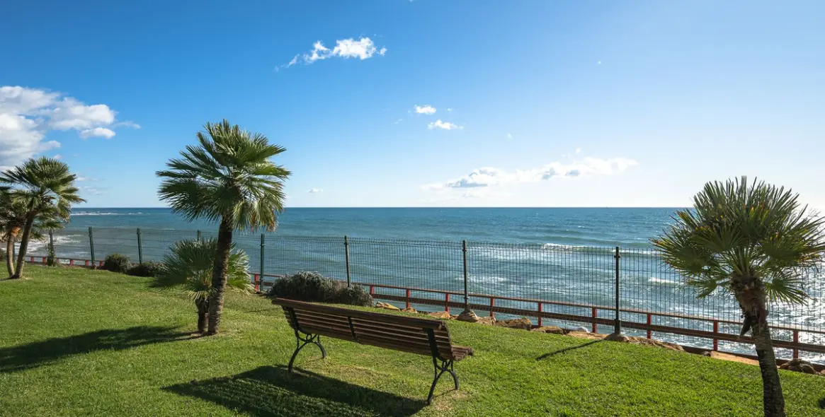Sale of middle floor apartment in Calahonda 40