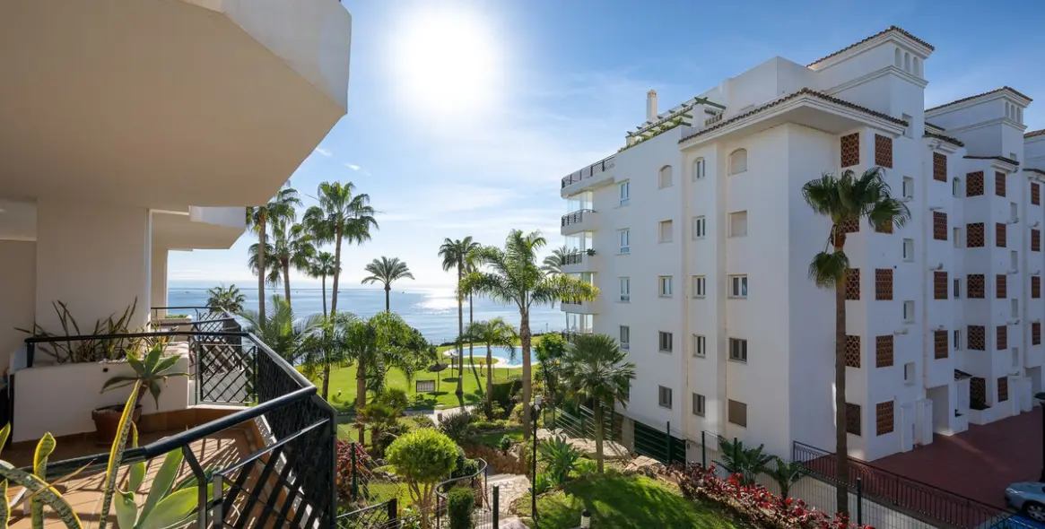 Sale of middle floor apartment in Calahonda 41