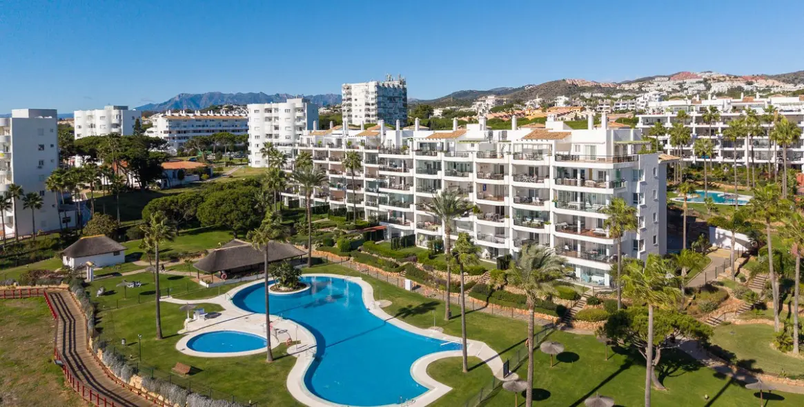 Sale of middle floor apartment in Calahonda 42